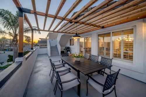 Steps To #PismoBeach with Poker, Foosball, FREE EV Charger, and Bikes in Oceano (CA)