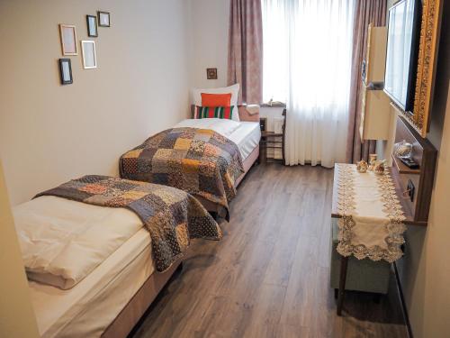 2 twin beds