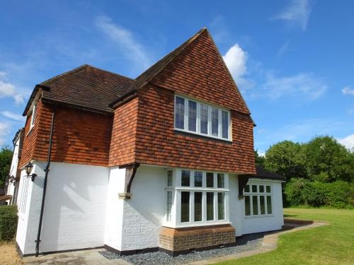 Pohled zvenku, Luxury 7 Bed Family Home 3 Acre Plot Secluded Yet Near City in Worplesdon