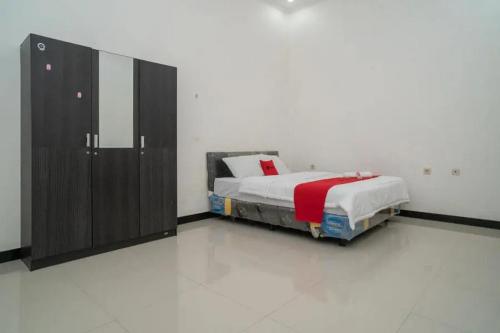 RedDoorz Syariah Near Syamsudin Noor Airport 4