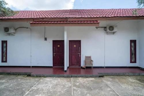 RedDoorz Syariah Near Syamsudin Noor Airport 4