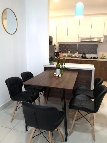 Pinnacle Sri Petaling nearby Stadium Bukit Jaili Cozy 8ppl Maxine suite near Sri Petaling LRT Station