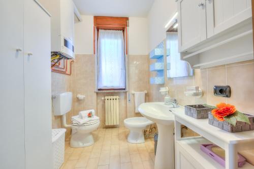 Bathroom, Cedar House Villa Few Minutes From Lake - Happy Rentals in Angera