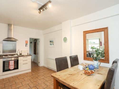 A szálláshely kívülről, 2 The Coach House in Red Wharf Bay