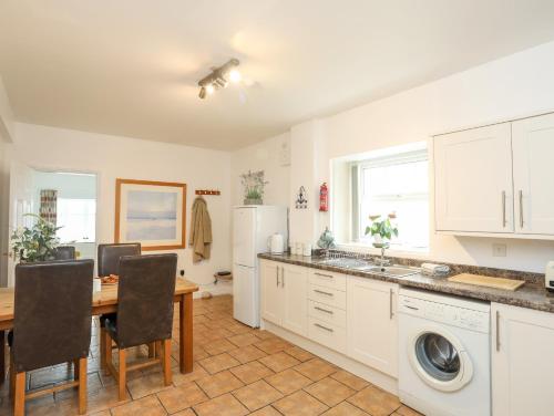 A szálláshely kívülről, 2 The Coach House in Red Wharf Bay