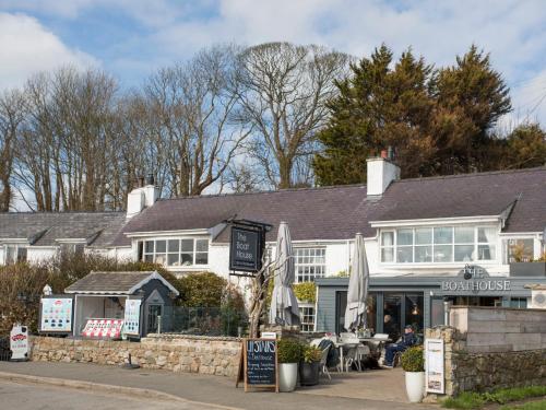 A szálláshely kívülről, 2 The Coach House in Red Wharf Bay