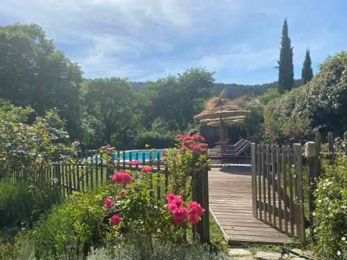 GITE LES GRANDES VIGNES, SUD Ardèche, indépendant et privatisé, piscine chauffée, climatisation, SPA, 11 chambres, 8 salles de bains