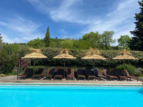 GITE LES GRANDES VIGNES, SUD Ardèche, indépendant et privatisé, piscine chauffée, climatisation, SPA, 11 chambres, 8 salles de bains