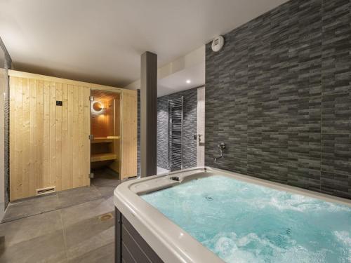 Chalet moderne a Meribel avec sauna et jacuzzi, 6 chambres - FR-1-565-55 in Morel