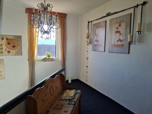 Ruhige Ferienwohnung mit Balkon und Terrasse nahe Kassel in Helsa