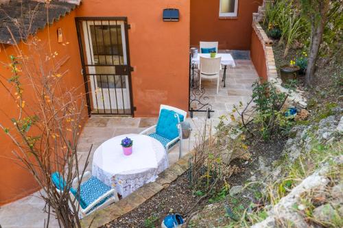 Appartement de caractère Le Camélia, 56m², dans propriété au calme avec piscine by le Mas de Louise et Sacha