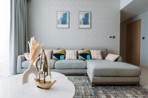 New! Luxurious stay Dubai Creek Balcony & View - image 2