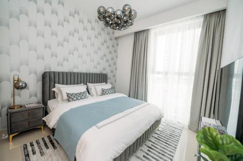 New! Luxurious stay Dubai Creek Balcony & View - image 8