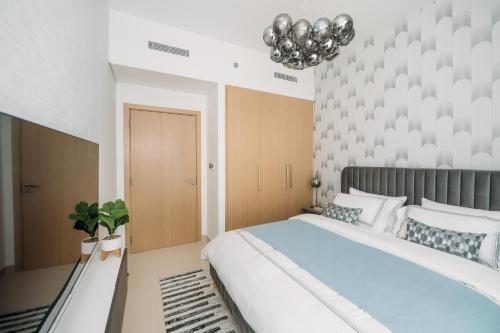New! Luxurious stay Dubai Creek Balcony & View - image 9