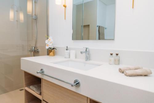 New! Luxurious stay Dubai Creek Balcony & View - image 10