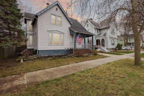 Historic + Pet-Friendly Gem in เบย์ซิตี้ (MI)