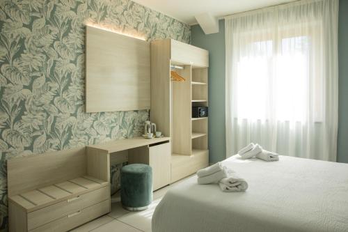 1 queen bed, 1 twin bed