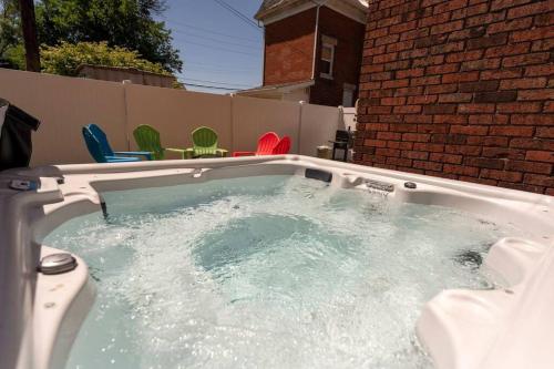 . Downtown Retreat, Hot Tub, Firepit, Grill