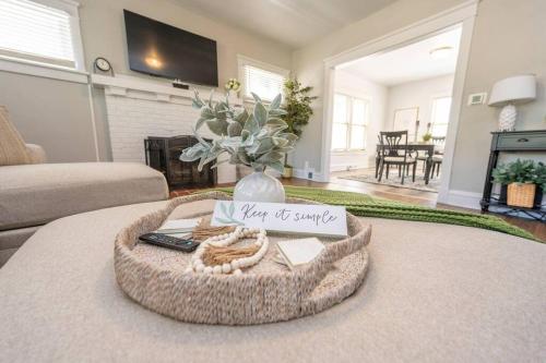 Downtown Retreat, Hot Tub, Firepit, Grill in Michigan City, USA