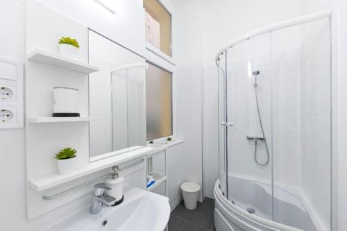 Lovely studio flat in Damjanich street - Leonard - Tap to explore photos