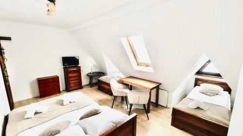 Quadruple Room image 10