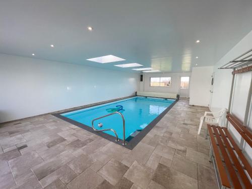 TY MENEZ HEOL - RARE Magnifique villa de 350 m avec piscine intérieure gîte à louer Lanrivoaré