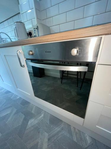 Kitchen, Ryland House | Sleeps 8 | M6 Access & Garden in Perry Common