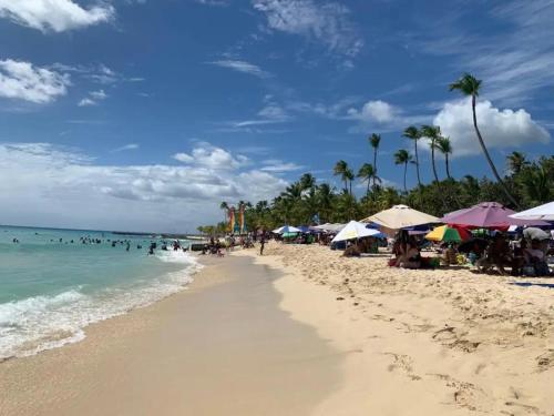 Lovely apt with pool + walking distance beach