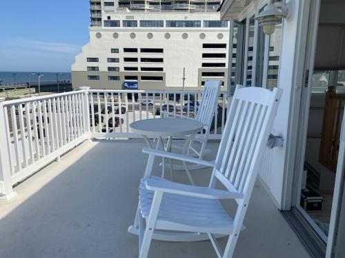 3 bedroom Atlantic City House Steps from Boardwalk, beach, shopping , nightlife. in Atlantic City, USA