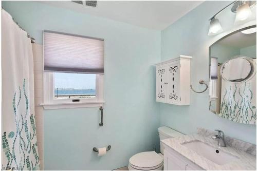 3 bedroom Atlantic City House Steps from Boardwalk, beach, shopping , nightlife. in Atlantic City, USA