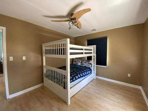 3 bedroom Atlantic City House Steps from Boardwalk, beach, shopping , nightlife. in Atlantic City, USA