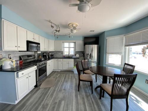 3 bedroom Atlantic City House Steps from Boardwalk, beach, shopping , nightlife. in Atlantic City, USA