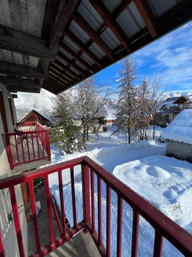 Two-Bedroom Apartment with Mountain View