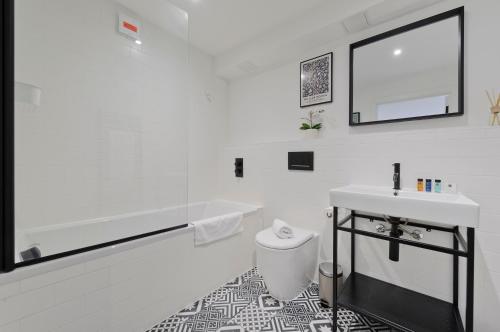 Bathroom, Luxury one bedroom Greenwich studio apartment near Canary Wharf by UnderTheDoormat in Greenwich