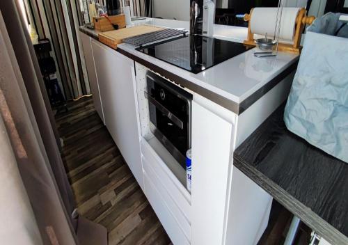 Konyha, superbe mobil home, climatisé, ss vis a vis, au calme, dans super domaine (superbe mobil home, climatise, ss vis a vis, au calme, dans super domaine) in Le Bonfin