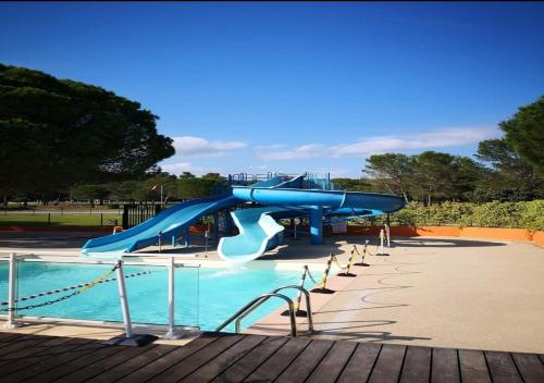 Aquapark, superbe mobil home, climatisé, ss vis a vis, au calme, dans super domaine (superbe mobil home, climatise, ss vis a vis, au calme, dans super domaine) in Le Bonfin