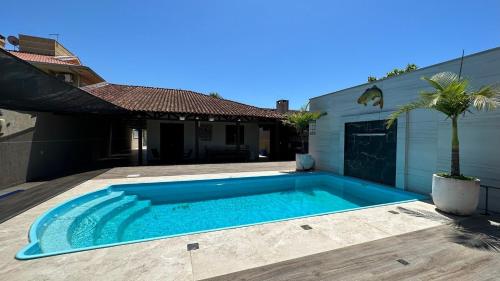 Excelente casa com piscina aquecimeto solar, muito bem localizada a 190 metros da praia