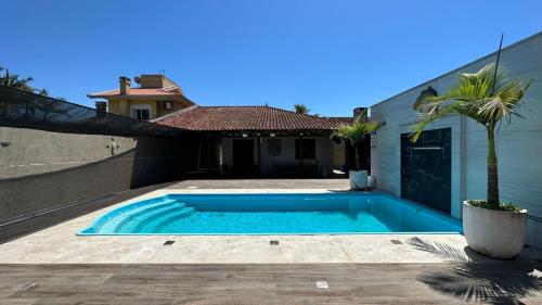 Excelente casa com piscina aquecimeto solar, muito bem localizada a 190 metros da praia