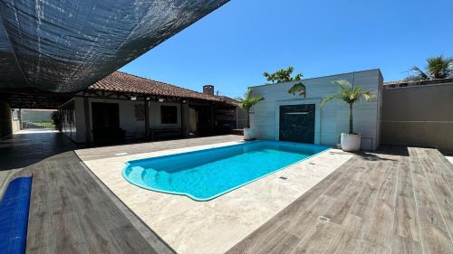 Excelente casa com piscina aquecimeto solar, muito bem localizada a 190 metros da praia