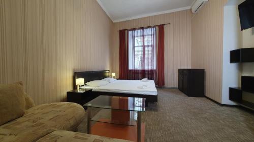 1 king bed, 1 sofa bed