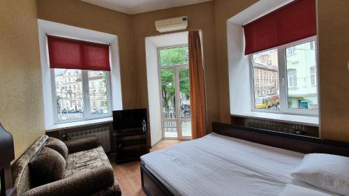 1 queen bed, 1 sofa bed