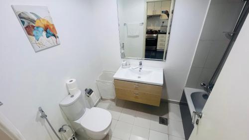 Newly Furnished bright and cozy studio apartment - Damac Hills, Dubaj (zdjęcie 8)