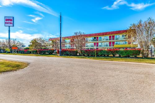 OYO Hotel Houston Southwest I-69 - image 2