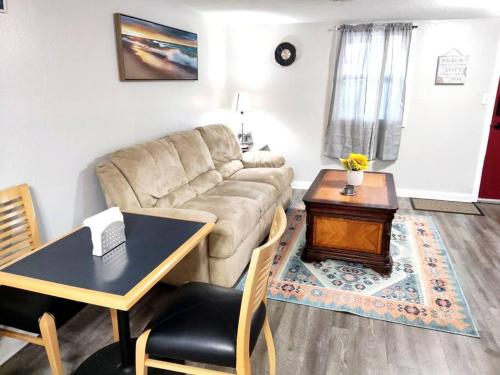 Lovely Two Bedroom Home- Close to DT Greenfield in Greenfield