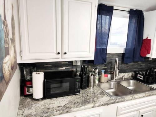 Konyha, Lovely Two Bedroom Home- Close to DT Greenfield in Greenfield