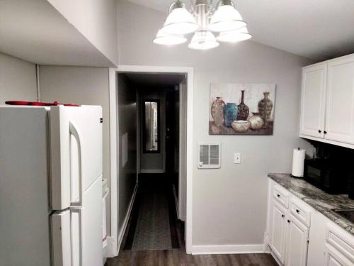 Konyha, Lovely Two Bedroom Home- Close to DT Greenfield in Greenfield