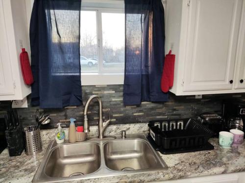Konyha, Lovely Two Bedroom Home- Close to DT Greenfield in Greenfield