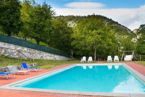 Úszómedence, Hai mai dormito in un metato? in Villa Collemandina