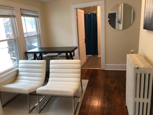. The Yellow Door 3-bedroom downtown near VT&RU