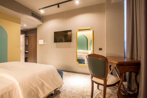 Deluxe King Room image 3